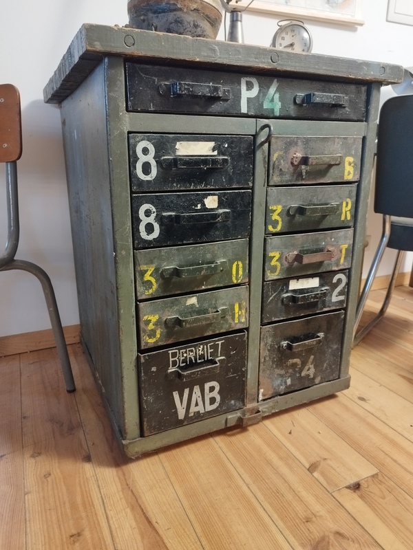 Meuble de métiers Berliet VAB armée 