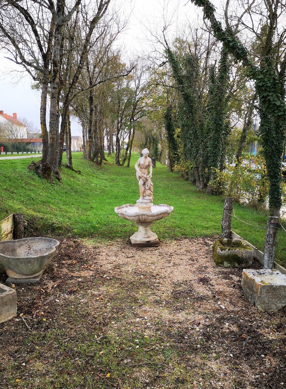 Déco jardin coupe sur pied et statue