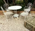 Lot a table and four chairs in wrought iron