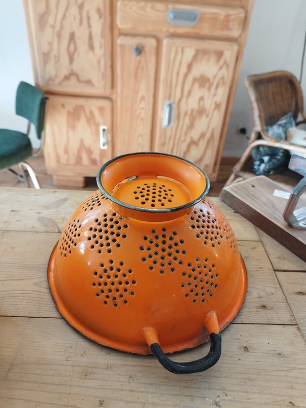 Passoire émaillée orange 60s