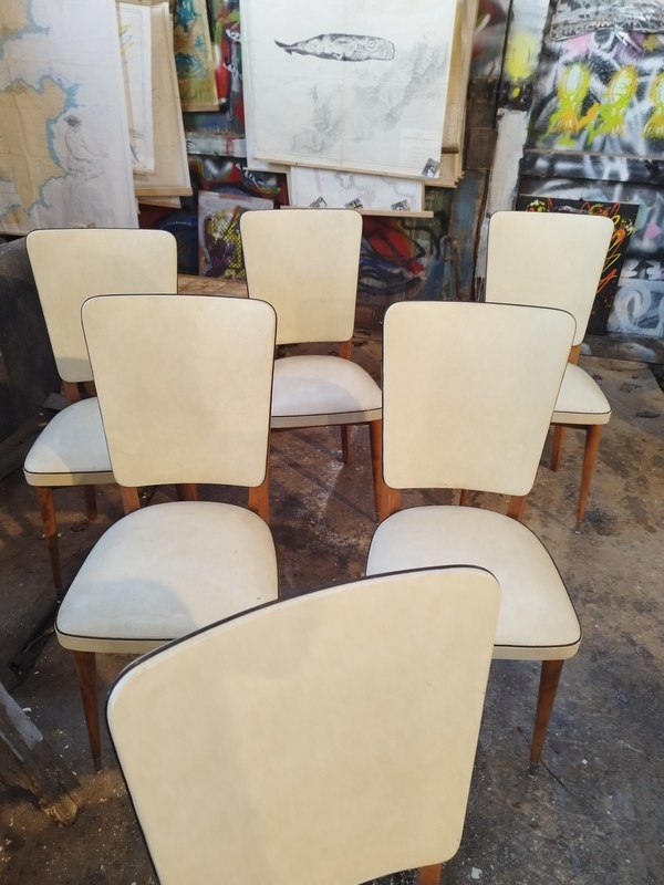 Lot de six chaises skai 